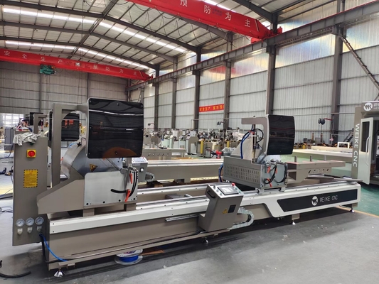 CNC UPVC πόρτα παραθύρων πριονιών κοπής αργιλίου που κατασκευάζει τα μηχανήματα το διπλό κεφάλι