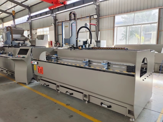 2500mm αυτόματο 3 άξονα CNC πολυτέλης δρομολογητής για το άλουμινο παράθυρο πόρτα και τοίχος κουρτίνας