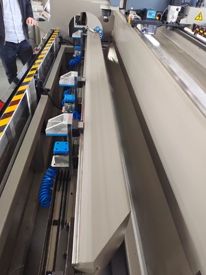 2500mm αυτόματο 3 άξονα CNC πολυτέλης δρομολογητής για το άλουμινο παράθυρο πόρτα και τοίχος κουρτίνας
