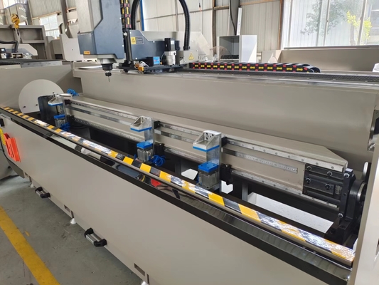 2500mm Αλουμινίου Προφίλ 3 πλευρές Στρίψιμο και τρυπάνι Κέντρο επεξεργασίας Μηχανή CNC για LED Φως Δωμάτιο