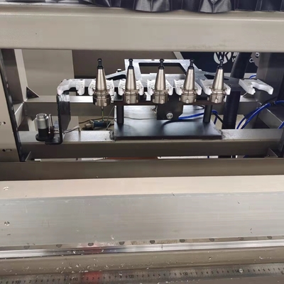 3200mm ATC Αλουμινίου Προφίλ CNC Κέντρο Εργασίας 3 + 1 Άξονας Εργασιακό τραπέζι μπορεί να περιστραφεί σε 3 πλευρές