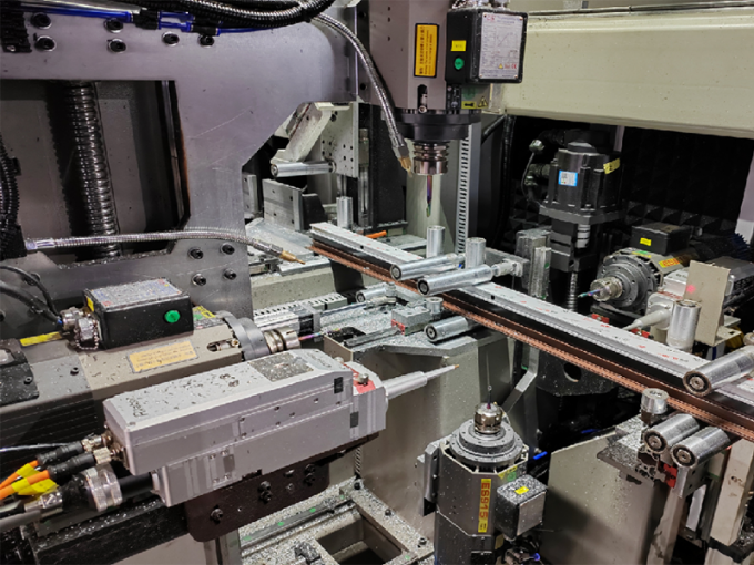 Αλουμινένιο μηχανή παράθυρο πόρτα Αλουμινένιο προφίλ κόψιμο και τρυπήματα κέντρο άλεσης 1